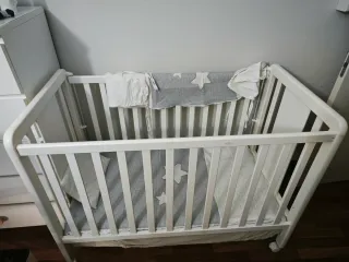 Cuna de bebé con protector y colcha