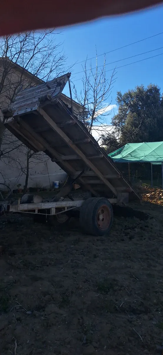 Remolque plataforma para tractor basculante