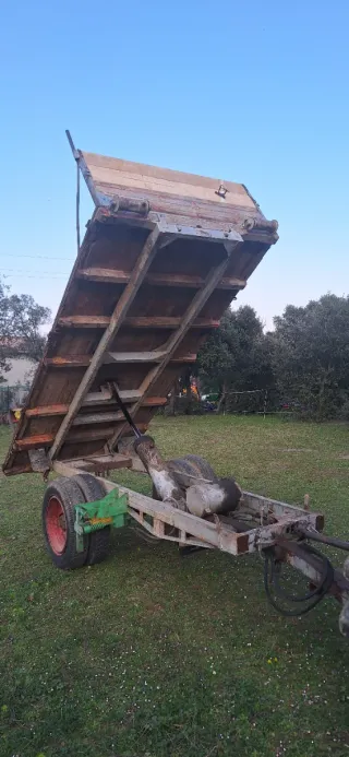 Remolque plataforma para tractor basculante