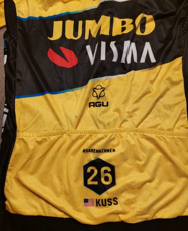 Maillot Jumbo Visma firmado por Kuss