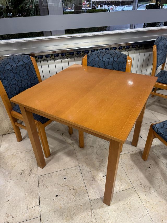 Conjunto mesa y 4 sillas madera. 14 conjuntos.