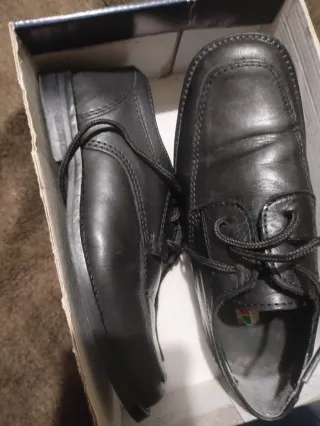 Sapatos de menino pretos tamanho 31