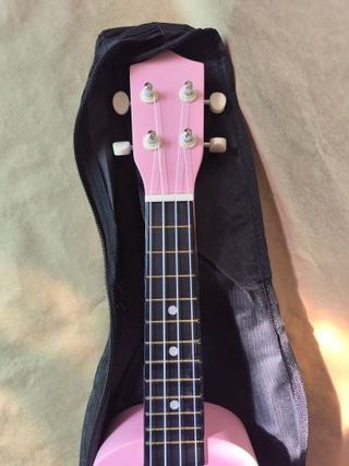 Ukelele Soprano 21" con funda y accesorios - Rosa