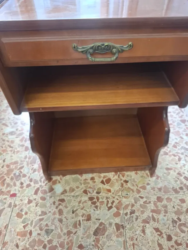 Mesita de noche de madera