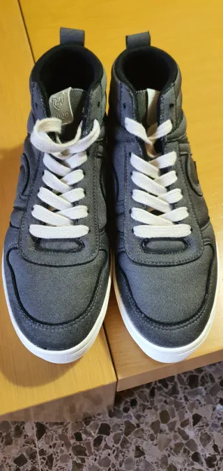 Zapatillas Botas Grises y Blancas