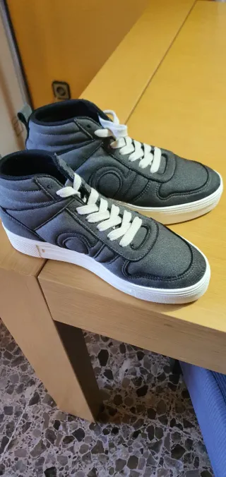 Zapatillas Botas Grises y Blancas