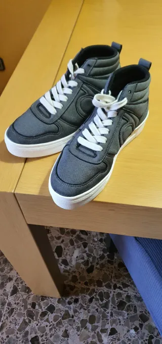 Zapatillas Botas Grises y Blancas