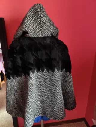 Mantella con cappuccio grigia e nera