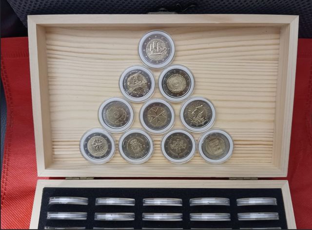 Lote 50 moedas de 2 euros de diferentes países