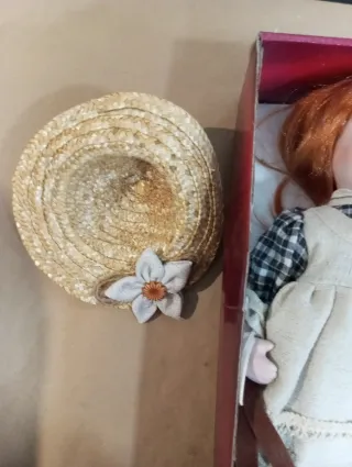 Muñeca de porcelana con sombrero