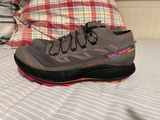 Zapatillas Salomon grises y rosas