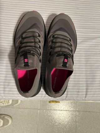 Zapatillas Salomon grises y rosas