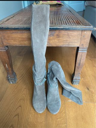 Stivali in crosta di camoscio.