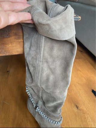 Stivali in crosta di camoscio.