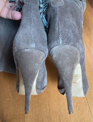 Stivali in crosta di camoscio.