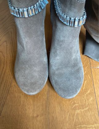 Stivali in crosta di camoscio.