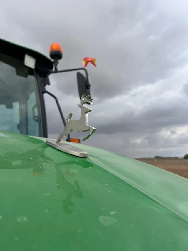 Pareja insignia tractor para capó