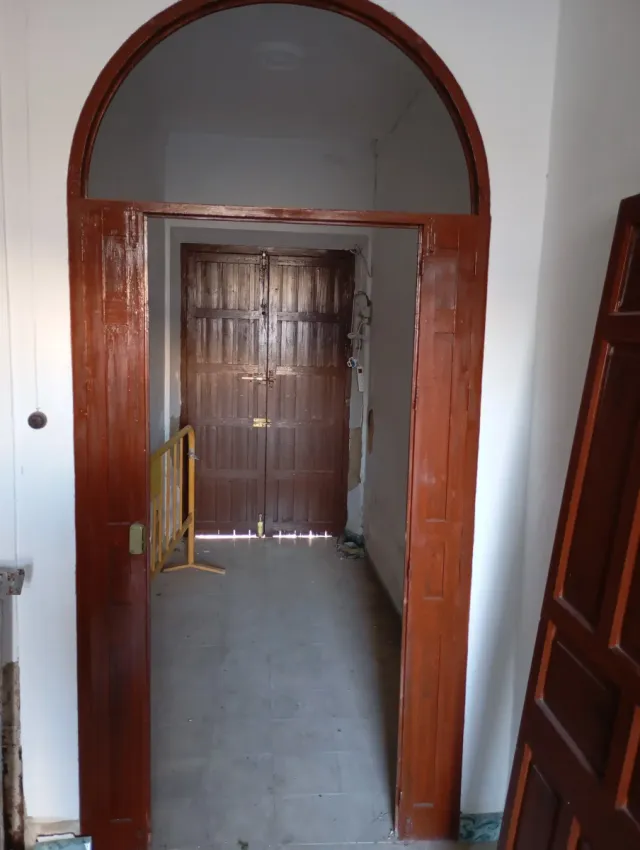 Puerta antigua semicircular con cristal y de paso