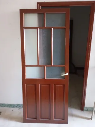 Puerta antigua semicircular con cristal y de paso