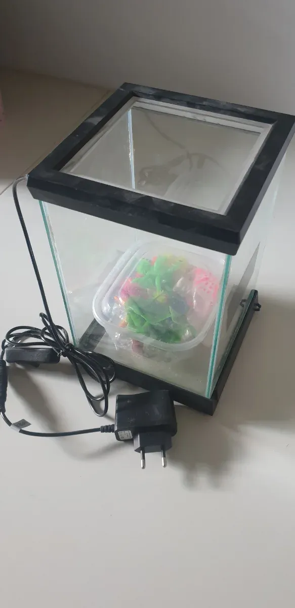 Mini pecera con plantas artificiales y luz led