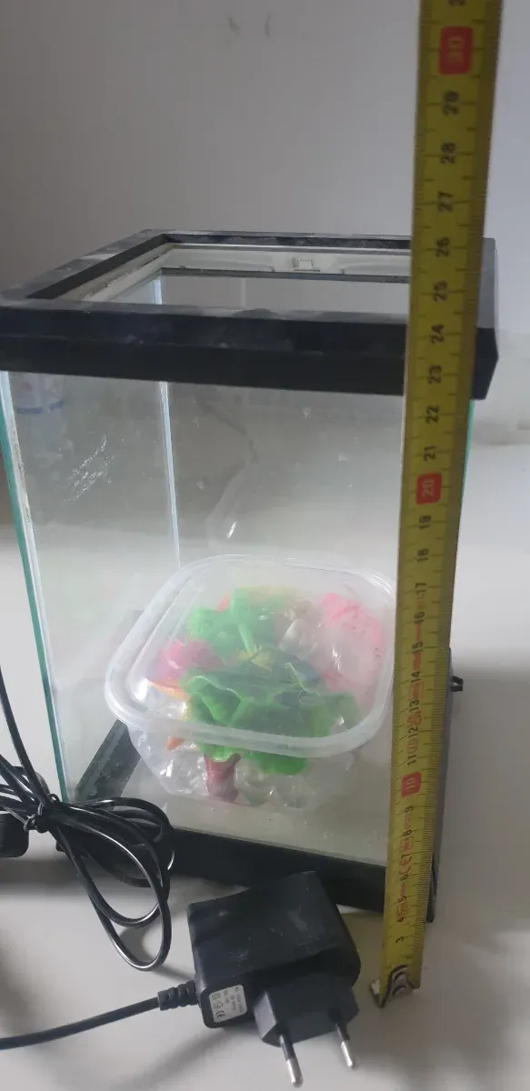 Mini pecera con plantas artificiales y luz led