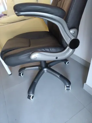 Silla giratoria de oficina negra con ruedas