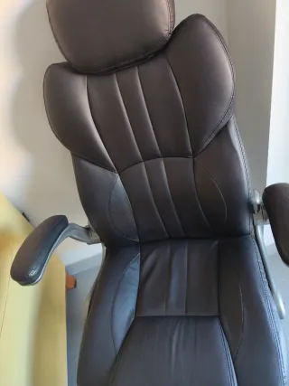 Silla giratoria de oficina negra con ruedas