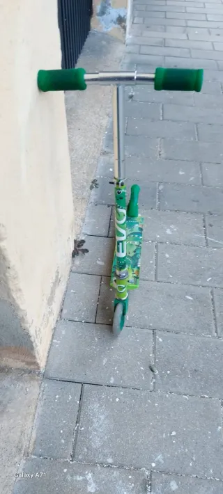 Patinete infantil verde con dinosaurios