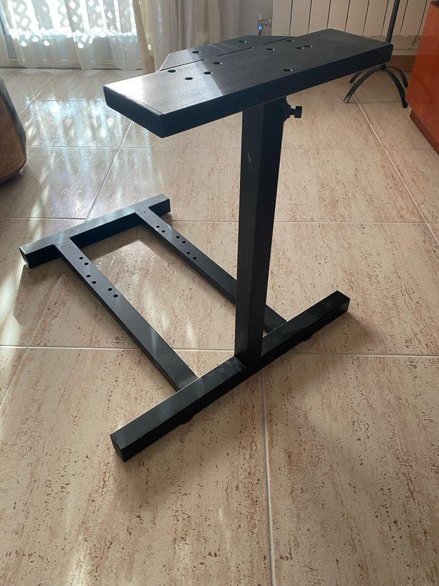 Soporte metálico para volante Logitech G29.