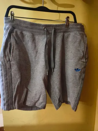 Pantalón corto Adidas gris
