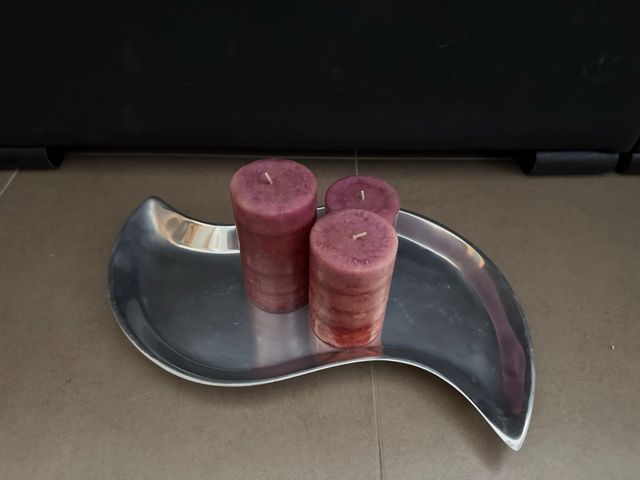Bandeja metálica decorativa con 3 velas moradas
