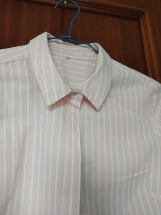 Camisa de rayas rosa y blanca