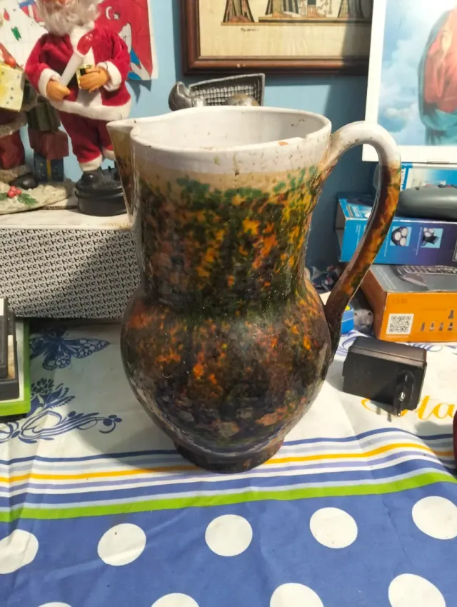 Vaso in ceramica marrone e verde con manico