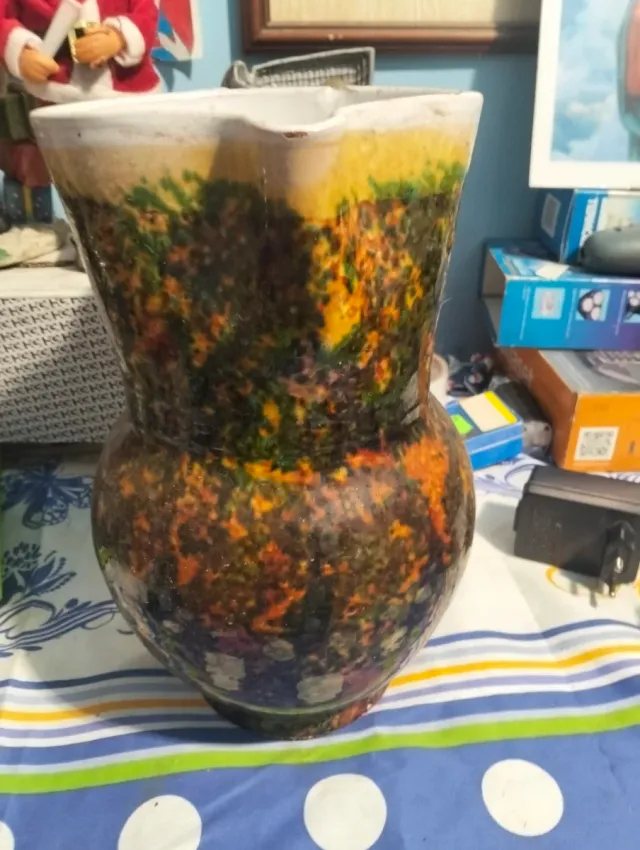 Vaso in ceramica marrone e verde con manico