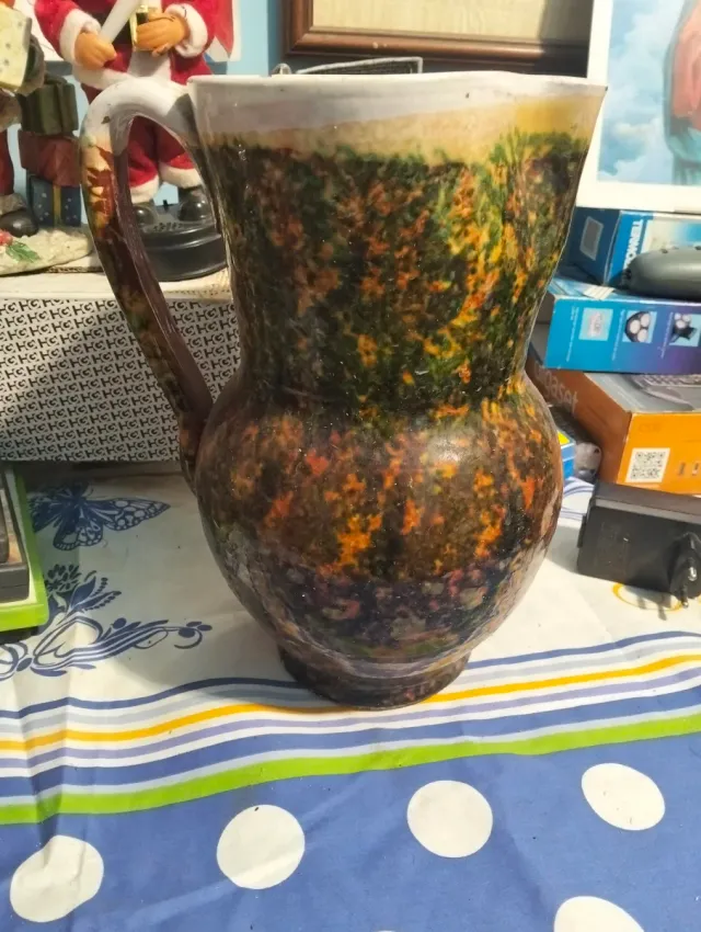 Vaso in ceramica marrone e verde con manico