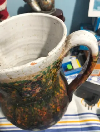 Vaso in ceramica marrone e verde con manico