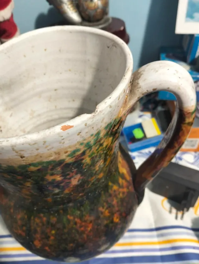 Vaso in ceramica marrone e verde con manico