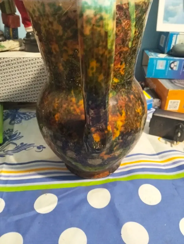 Vaso in ceramica marrone e verde con manico