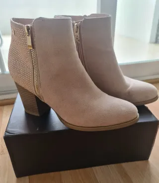 Botines rosas con detalles dorados