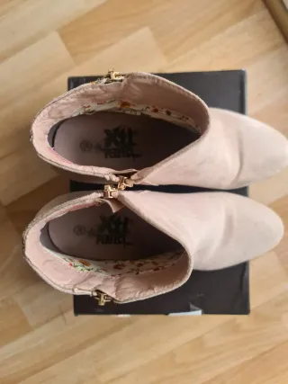 Botines rosas con detalles dorados