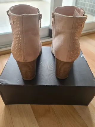 Botines rosas con detalles dorados