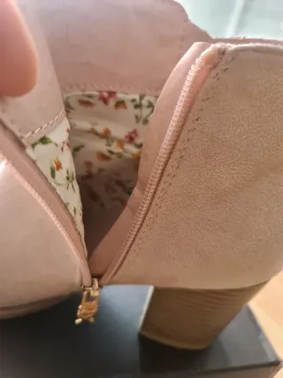 Botines rosas con detalles dorados