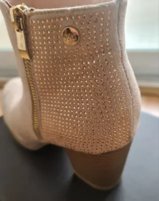 Botines rosas con detalles dorados