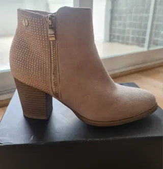 Botines rosas con detalles dorados