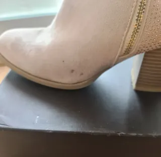 Botines rosas con detalles dorados