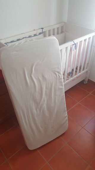 Cuna de bebé blanca. Regalo complementos