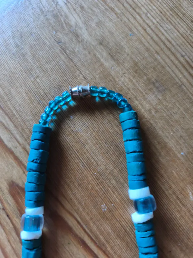 Collar turquesa con cuentas blancas