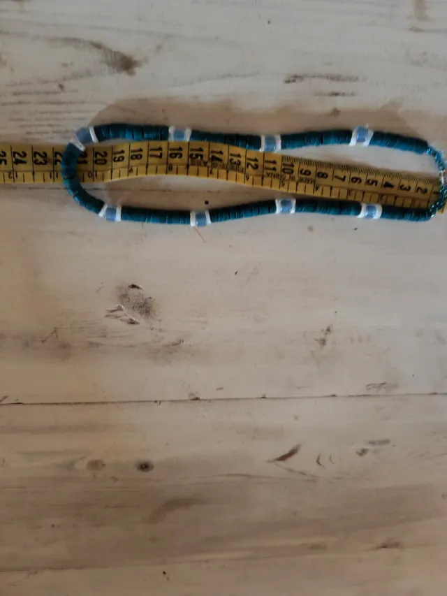 Collar turquesa con cuentas blancas