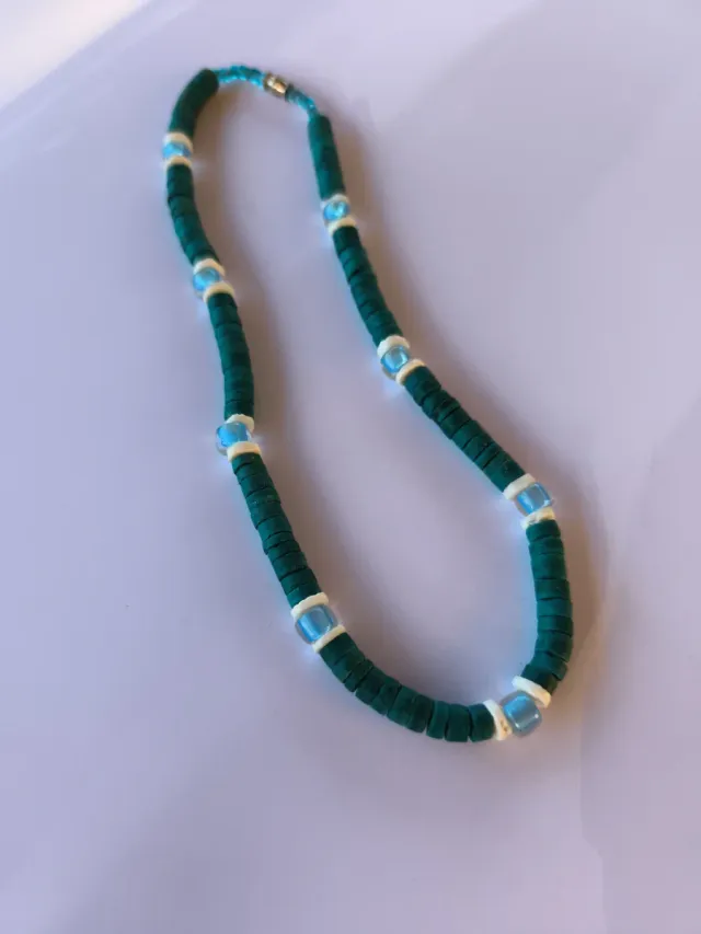 Collar turquesa con cuentas blancas