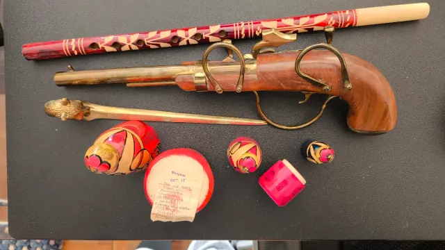 Lote decorativo vintage: pistola, matrioska...